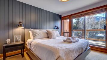 3 chambres, bureau, fer et planche Ă repasser, lit parapluie