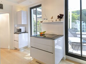 Kühlschrank, Mikrowelle, Ofen, Herdplatte