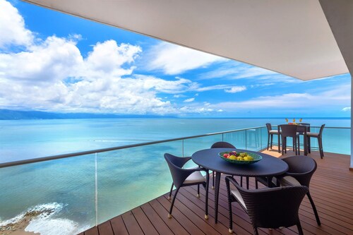 Luxe 4BR Oceanfront Condo w/ Panoramic Views |Pool