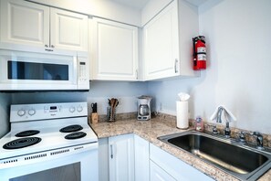 Cookware/dishes/utensils