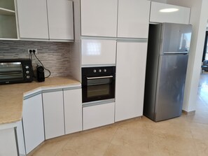 Refrigerador, microondas, horno y cafetera y tetera 