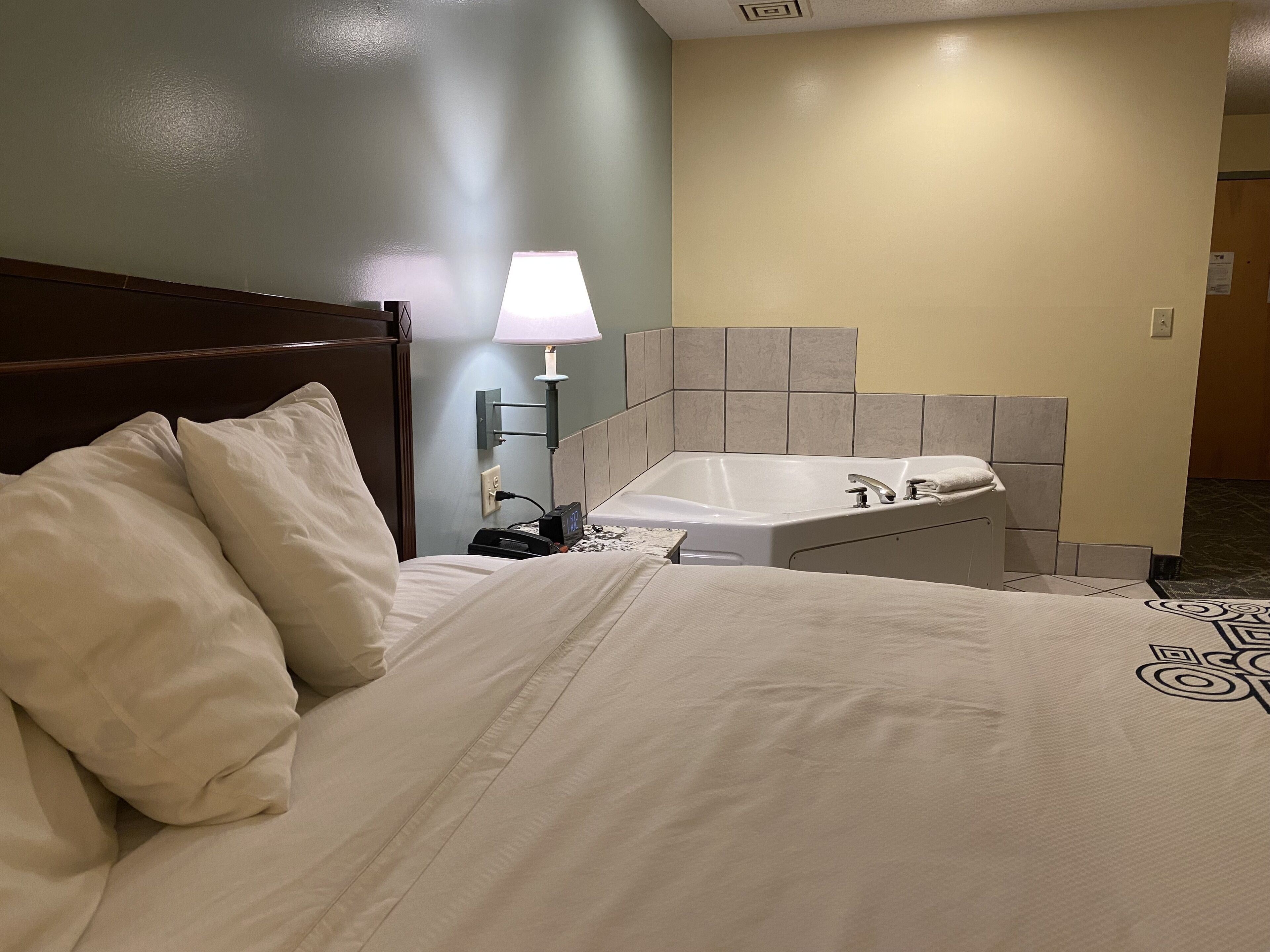 46 bedrooms, desk, WiFi