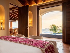 Une chambre d’hôtel avec un grand lit, une vue sur la mer et un balcon avec une piscine.