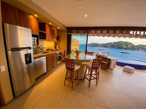 Fridge, microwave, oven, stovetop - KauKan B7 Luxury Condo with Breathtaking View (Zihuatanejo)