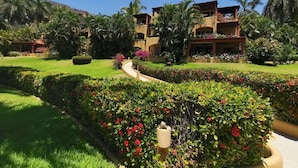 Property grounds - Villas del Sol - 2 Bedroom Condo on La Ropa Beach (Zihuatanejo)