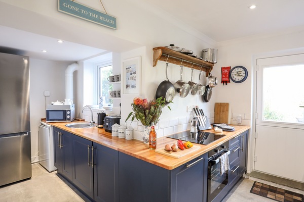 Cottage | Private kitchen | Fridge, microwave, dishwasher, cookware/dishes/utensils