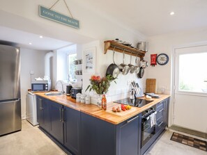 Cottage | Private kitchen | Fridge, dishwasher, cookware/dishes/utensils - Silva (Beaumaris)