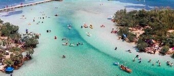 Solars Panels & Pool- 5 Miles San Juan AiRpOrT & Beach 14 guest- Specials Rates 