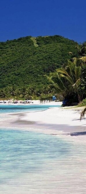 Beach nearby, sun-loungers, beach towels - Jump to San Juan AiRpOrT & Isla Verde Beach!Family sized -Watch Video - (Carolina)