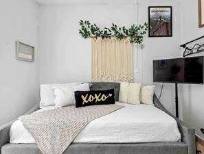 5 Schlafzimmer, Zimmersafe, Schreibtisch, Bügeleisen/Bügelbrett