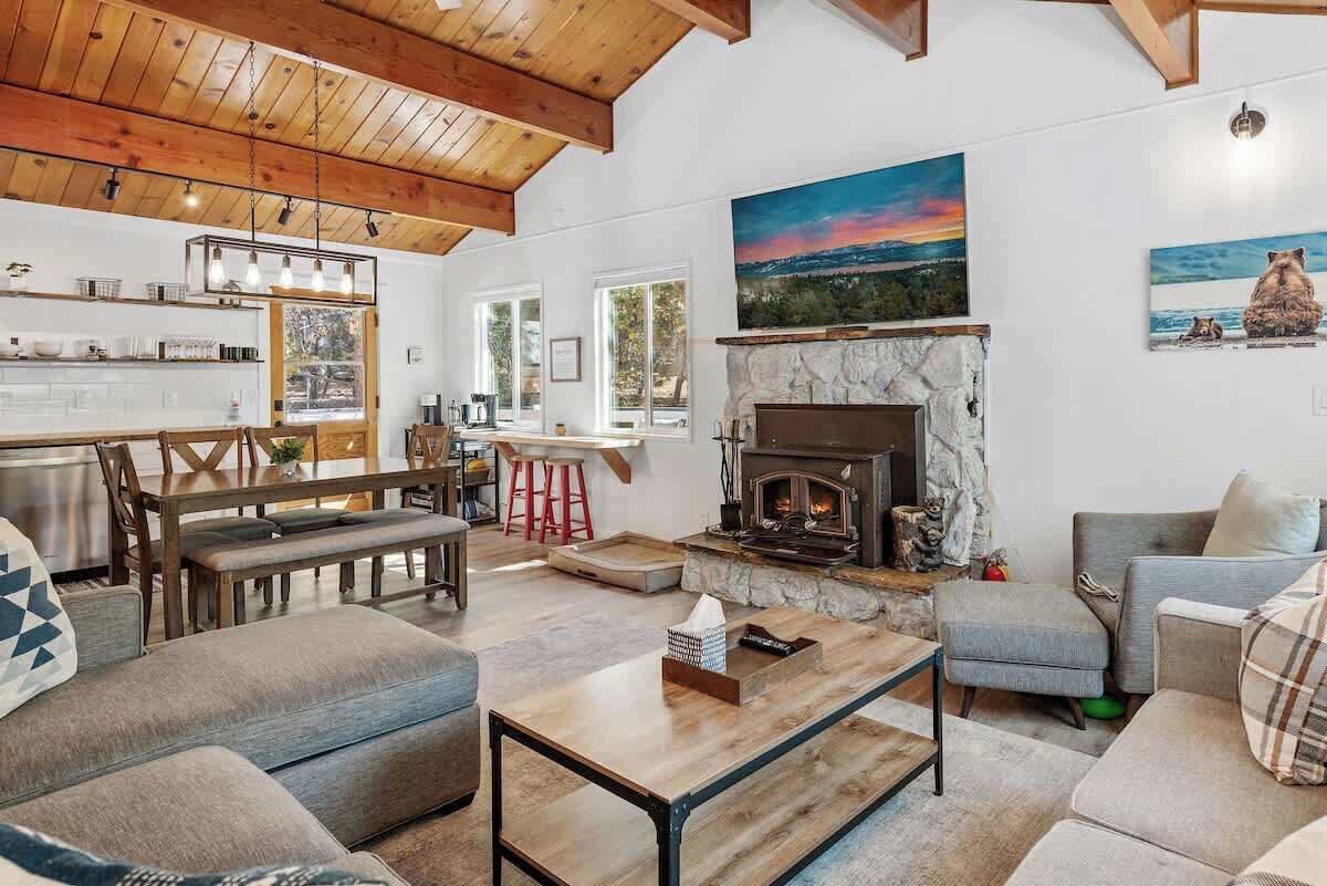 Televisión, chimenea y oficina 