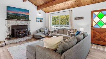 Televisión, chimenea y oficina