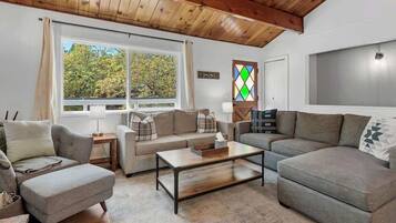 Televisión, chimenea y oficina