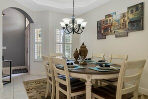 Dining - Newly furnishedl pool and spa property for up to 8 guests (Davenport)