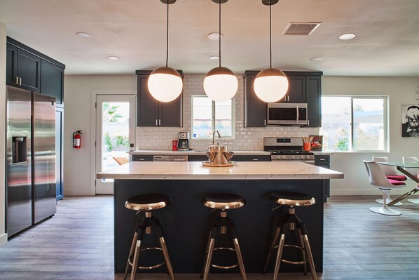 Private kitchen - "The White Rabbit" Palm Springs--60's Inspired Pad (Palm Springs)