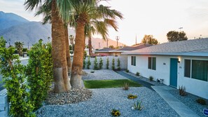 Property grounds - "The White Rabbit" Palm Springs--60's Inspired Pad (Palm Springs)