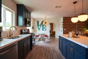 Private kitchen - "The White Rabbit" Palm Springs--60's Inspired Pad (Palm Springs)