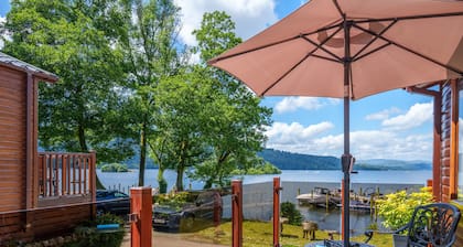 Mere Lodge - On the shores of Windermere with Lake Views