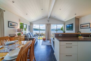 Unclassified image, 3 of 25, button