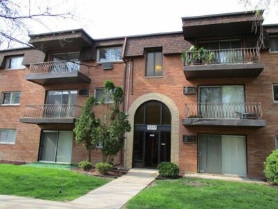 Lovely 2 Bedroom Condo With Pool