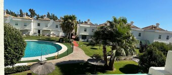 Casa Adosada Cerca de la Playa en Urbanización Agradable con Piscina, Pista de