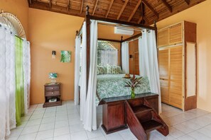 4 habitaciones, tabla de planchar con plancha, wifi y ropa de cama