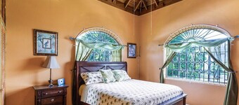YanceyLargoEstate 2BR Villa w/Mountain Views by RedAwning