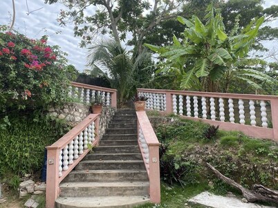 YanceyLargoEstate 2BR Villa w/Mountain Views by RedAwning