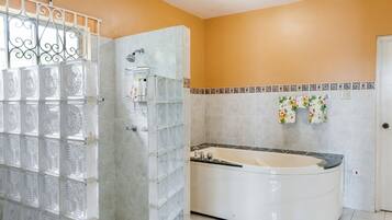 Een douche, een haardroger, handdoeken