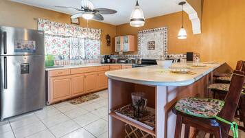 Fridge, microwave, oven, coffee/tea maker