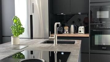 Réfrigérateur, micro-ondes, four, plaque de cuisson