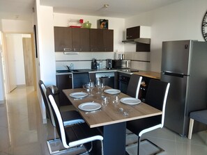 Réfrigérateur, micro-ondes, four, plaque de cuisson