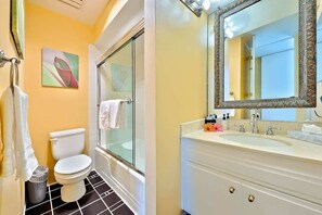 Combined shower/bathtub, hair dryer, towels, shampoo - Coastal View- 2 BR with amazing ocean views (La Jolla)