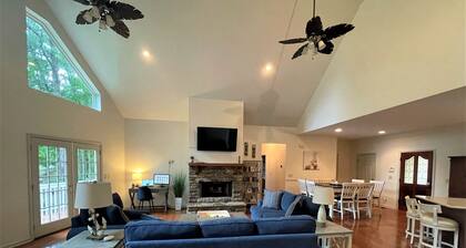 Cheerful 3 Bdrm Lakefront Cottage on Lake Oconee