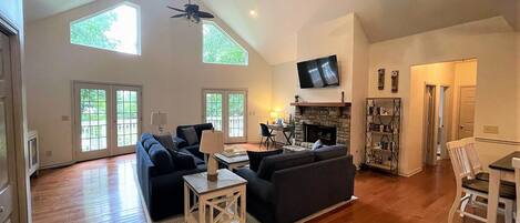 Smart-TV, Kamin, Tischtennisplatte, Arbeitsbereiche