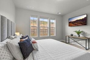 5 bedrooms, desk, iron/ironing board, free WiFi - Escondido 2311, Sleeps 20, EV Charger, Ping Pong Table, & Jet Ski Rentals (Washington)