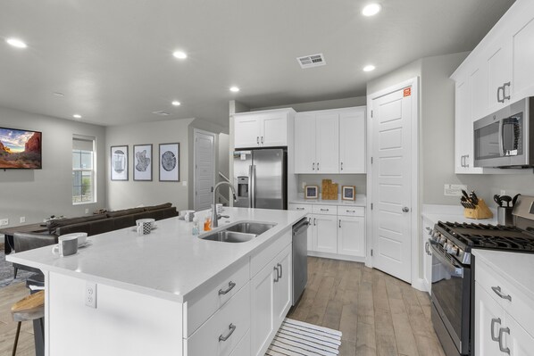 Refrigerador, microondas, horno y parrilla de estufa 