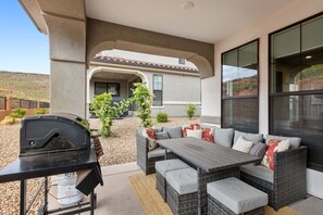 Outdoor dining - Escondido 2311, Sleeps 20, EV Charger, Ping Pong Table, & Jet Ski Rentals (Washington)