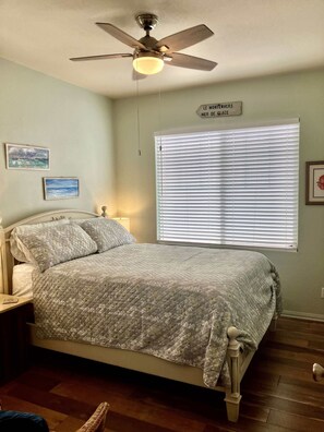 1 chambre, coffre-fort, bureau, fer et planche à repasser