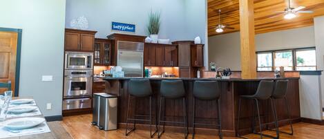 冰箱、微波炉、烤箱、炉灶