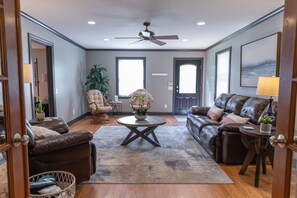 Een smart-tv, een tafeltennistafel en boeken