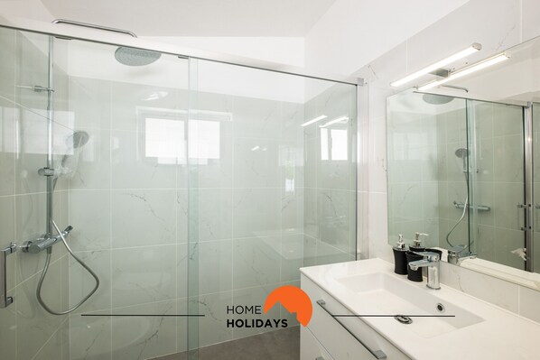 Dusj, hårføner, såpe og sjampo