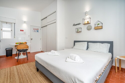 #062 Cozy Lemon Studio by Home Holidays