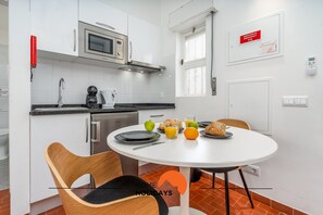 Réfrigérateur, micro-ondes, plaque de cuisson, cafetière/bouilloire