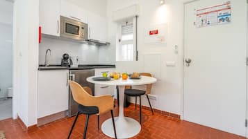 Coffee/tea maker, fridge, microwave, stovetop