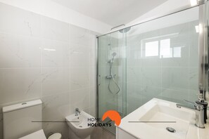 Dusj, hårføner, såpe og sjampo