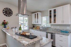 Fridge, microwave, oven, stovetop - Checkout our summer special rates!! (Tucson)