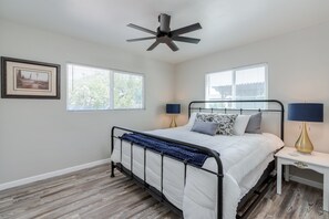 3 bedrooms, desk, iron/ironing board, free WiFi - Checkout our summer special rates!! (Tucson)