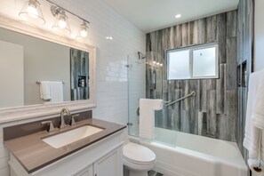 Combined shower/bathtub, hair dryer, towels, soap - Checkout our summer special rates!! (Tucson)