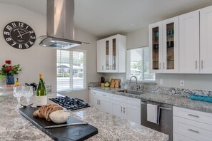 Fridge, microwave, oven, stovetop - Checkout our summer special rates!! (Tucson)